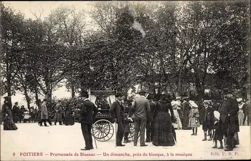 Ak Poitiers Vienne, Promenade de Blossac, Un dimanche