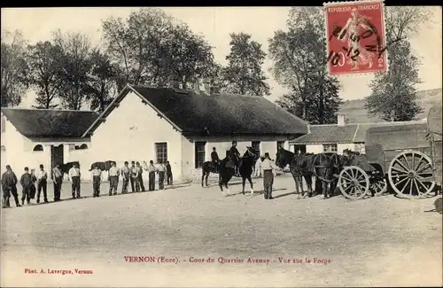 Ak Vernon Eure, COur du Quartier Avenay, vue sur la Forge