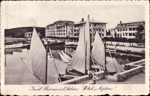 Ak Brijuni Brioni Kroatien, Hafenbild mit Hotelanlagen Neptun