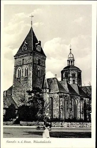 Ak Hameln in Niedersachsen, Straßenpartie mit Blick auf die Münsterkirche
