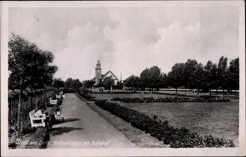 Ak Zeitz an der Weißen Elster im Burgenlandkreis, Grünanlagen am Bahnhof