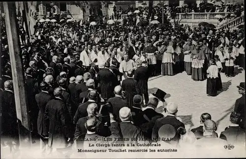Ak Orléans Loiret, Les Fetes de Jeanne d'Arc, le Clerge rentre a la Cathedrale, Msgr. Touchet