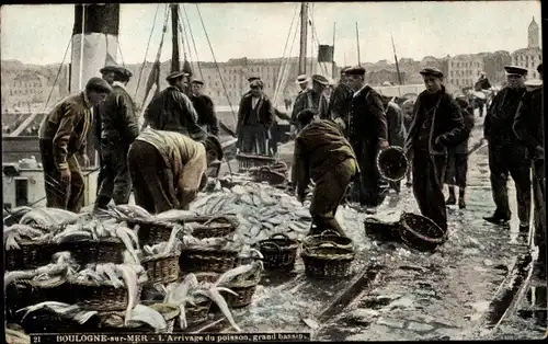 Ak Boulogne sur Mer Pas de Calais, L'Arrivage du poisson, grand bassin