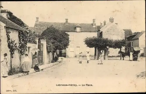 Ak Labrosse Héricy Seine et Marne, La Place