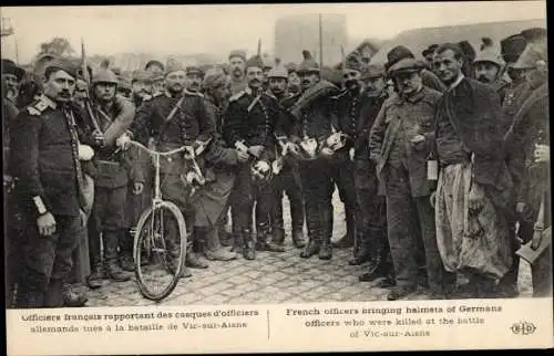 Ak Vic sur Aisne, French officers bringing helmets of German officers who were killed at the battle