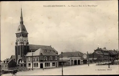 Ak Villers Brettoneux Somme, La Place et Rue de la République, Kirche, Straßenpartie