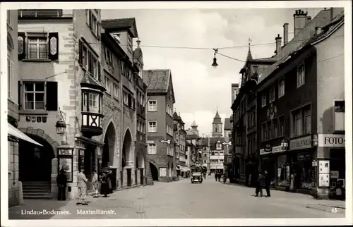 Ak Lindau Bodensee Schwaben, Blick in die Maximilianstraße, Geschäfte, Passanten