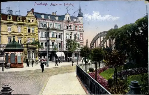 Ak Duisburg am Rhein, Partie am Bahnhof, Passanten, Hof