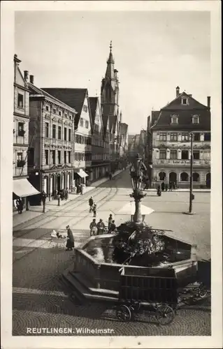 Ak Reutlingen in Baden Württemberg, Wilhelmstraße, Brunnen, Kachelsche Apotheke, Kirche, Anwohner