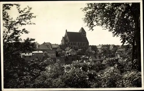 Foto Ak Penzlin Mecklenburgische Seenplatte, Blick von der Burg zur Kirche