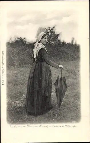 Ak Lusignan Vienne, Costume de Villageoise, Frau in Tracht mit Regenschirm