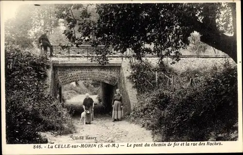 Ak La Celle sur Morin Seine-et-Marne, Le pont du chemin de fer, La rue des Roches