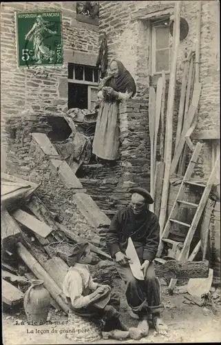 Ak La vie a la mer, la lecon du grand pere, strickende Frau, Mann beim Schnitzen