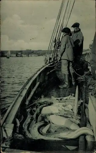 Ak Fischer mit Fischen im Boot