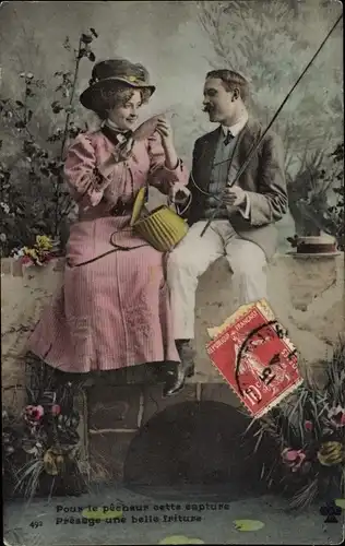 Ak Paar beim Angeln, Frau mit gefangenem Fisch