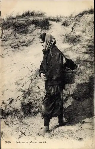 Ak Une pêcheuse de Moules, Muschelsammlerin, Dünen
