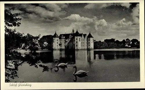 Ak Ostseebad Glücksburg, Schloss, Schwäne auf dem Wasser