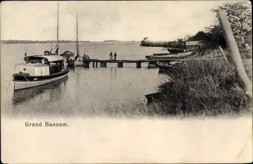 Ak Grand Bassam Elfenbeinküste, Partie am Ufer, Fischerboot