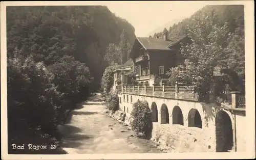 Ak Bad Ragaz Kanton St Gallen, Ortsansicht, Gasthof, Brücke, Fluss