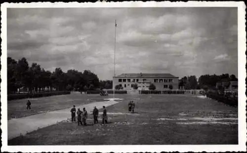 Foto Ak Sissonne Aisne, La Place, Gebäude, Fahne