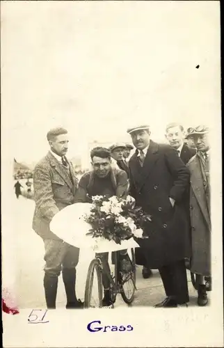 Foto Ak Radrennfahrer Grass mit Blumenstrauß