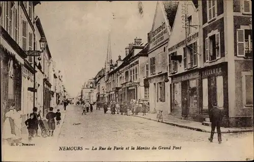 Ak Nemours Seine et Marne, La rue de Paris et la Montee du Grand Pont, Entrepôt de Vins eaux de vie