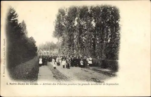 Ak Notre Dame de Liesse Aisne, Arrivee des Pelerins pendant la grande neuvaine de Septembre