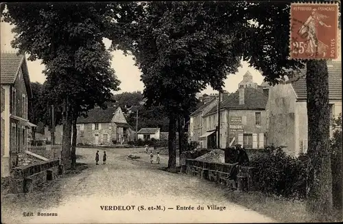 Ak Verdelot Seine et Marne, Entrée du Village