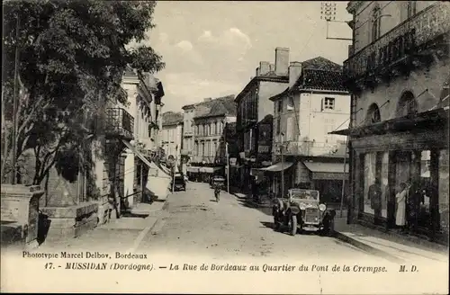 Ak Mussidan Dordogne, rue de Bordeaux au Quartier du ont de la Crempse, voitures garées
