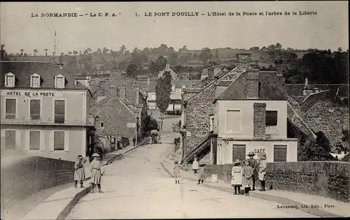 Ak Pont d Ouilly Calvados, L'Hotel de la Poste et l'arbre de la Liberte