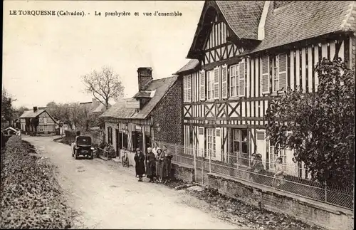 Ak Le Torquesne Calvados, Le Presbytere et vue d'ensemble