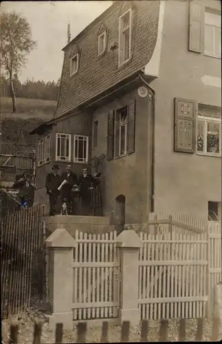 Foto Ak Aue im Erzgebirge Sachsen, Männer am Wohnhaus