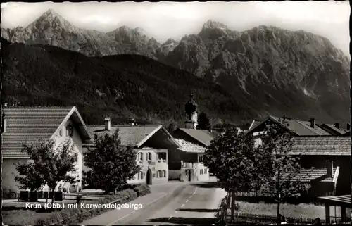 Ak Krün in Oberbayern, Dorfpartie mit Karwendelgebirge