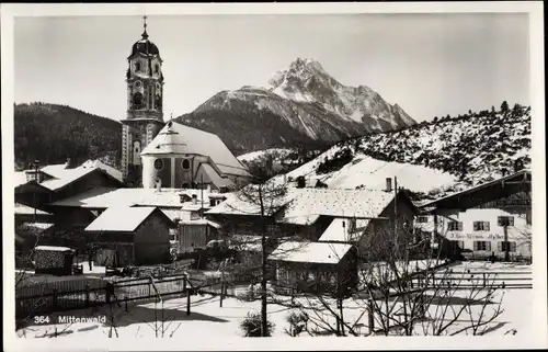 Ak Mittenwald in Oberbayern, Teilansicht mit Kirche im Winter