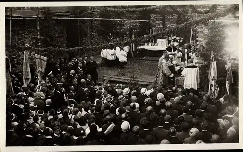 Foto Ak Schnaittach in Mittelfranken ?, Geistliche bei einer Zeremonie