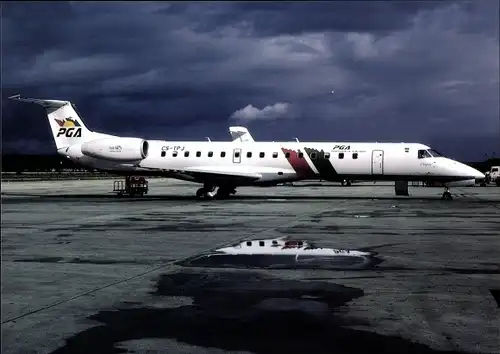 Ak Portugiesisches Passagierflugzeug, Portugalia, Embraer EMB 145, CS TPJ