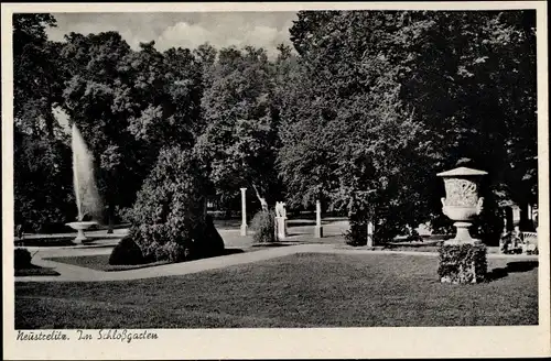 Ak Neustrelitz in Mecklenburg, Im Schlossgarten