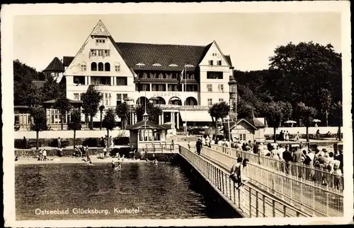 Ak Glücksburg an der Ostsee, Kurhotel, Seebrücke