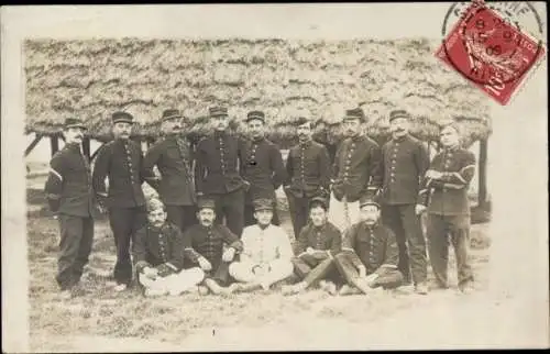 Foto Ak Sissonne Aisne, Französische Soldaten in Uniformen