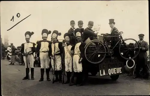 Foto Ak Männer in Kostümen, Le Char de La Queue, Auto, Fahrrad