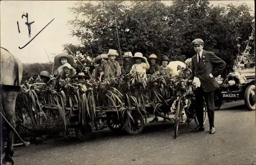 Foto Ak Kinder in Kostümen, Kutsche, Mann mit Fahrrad, Auto