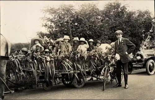 Foto Ak Kinder in Kostümen, Kutsche, Mann mit Fahrrad, Auto