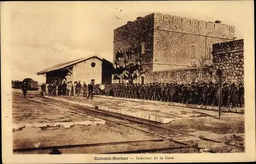 Ak Colomb Bechar Algerien, Bahnhof, Gleisseite, Soldaten