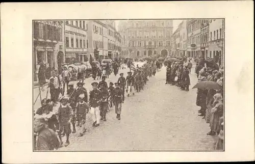 Ak Kaufbeuren an der Wertach in Schwaben, Festzug, Kinder in Uniformen, pazifistisches Deutschland