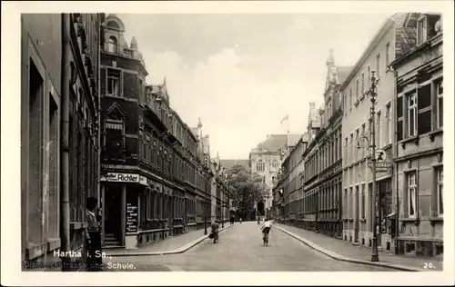 Ak Hartha in Sachsen, Bismarckstraße, Schule, Geschäft