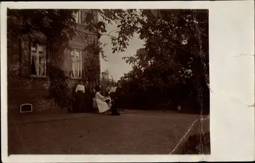 Foto Ak Seegrehna Lutherstadt Wittenberg, Personen vor einem Gebäude