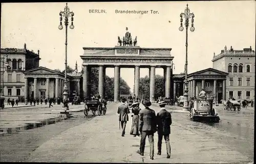 Ak Berlin Mitte, Brandenburger Tor, Straßenpartie
