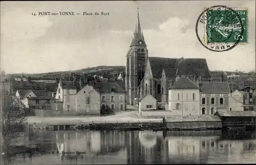 Ak Pont sur Yonne, Place du Fort
