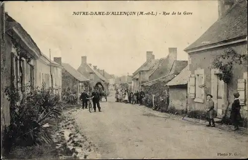 Ak Notre Dame d'Allencon Maine et Loire, Rue de la Gare