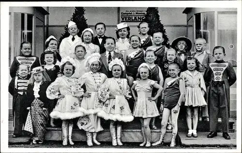 Ak C.H. Schäfers Zirkus Stadt Liliput, Kostüme, Gruppenfoto, Liliputaner